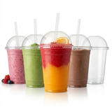 Vijf smoothiebekers met verschillende inhoud